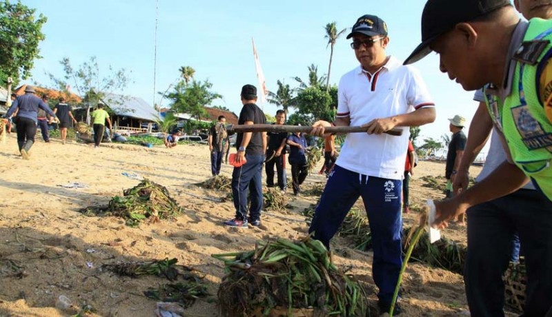 www.nusabali.com-wakil-walikota-jaya-negara-pimpin-aksi-kebersihan-di-pantai-semawang