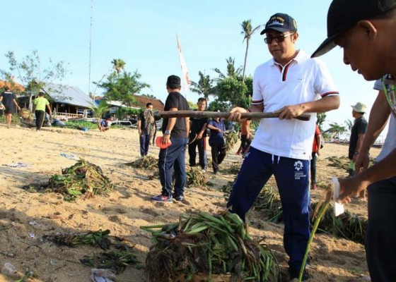 Nusabali.com - wakil-walikota-jaya-negara-pimpin-aksi-kebersihan-di-pantai-semawang