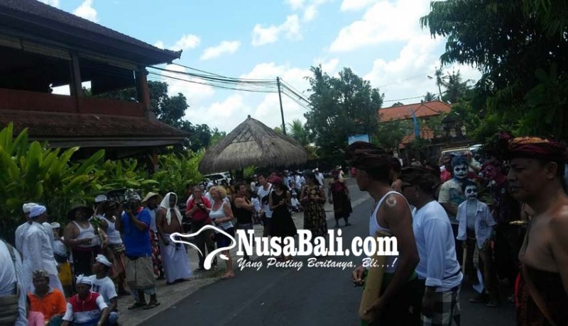 www.nusabali.com-krama-lanang-jalan-kaki-keliling-desa-dengan-riasan-wajah-seram