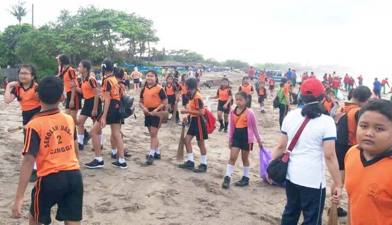 www.nusabali.com-ratusan-siswa-bersihkan-pantai-di-canggu