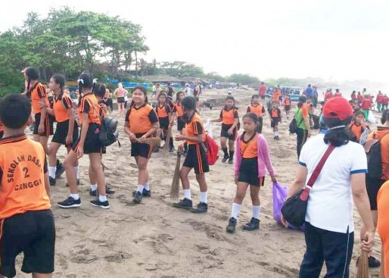 Nusabali.com - ratusan-siswa-bersihkan-pantai-di-canggu