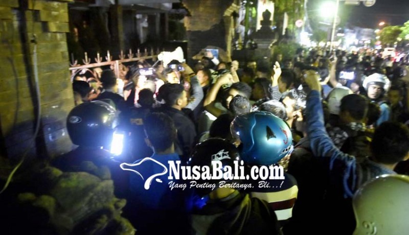 www.nusabali.com-gerbang-ditutup-mahasiswa-dwijendra-pun-demo