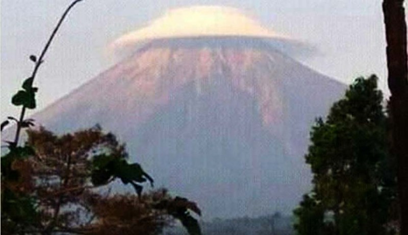 www.nusabali.com-gunung-semeru-bertopi-awan