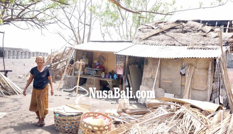 www.nusabali.com-sepasang-lansia-tinggal-di-daerah-rawan-bencana