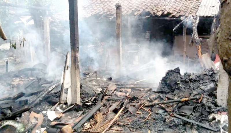 www.nusabali.com-ditinggal-melayat-dapur-terbakar