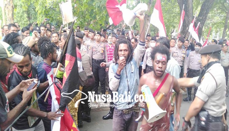 www.nusabali.com-demo-di-bali-mahasiswa-papua-dibubarkan-polisi