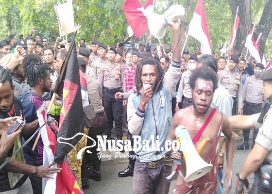 Nusabali.com - demo-di-bali-mahasiswa-papua-dibubarkan-polisi