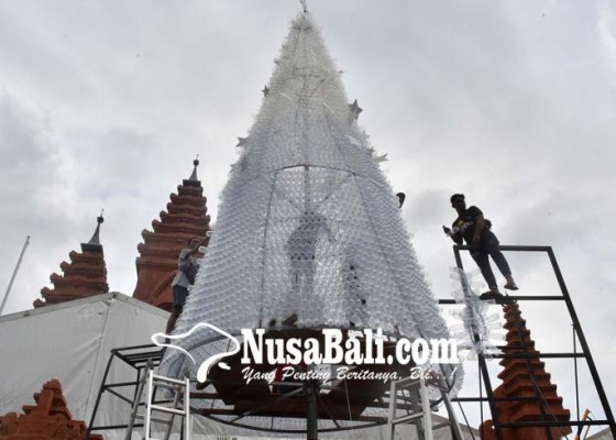 Nusabali.com - ada-pohon-natal-11-meter-dari-botol-plastik