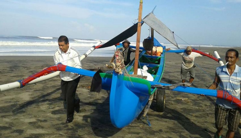 www.nusabali.com-gelombang-tinggi-nelayan-parkir-jukung