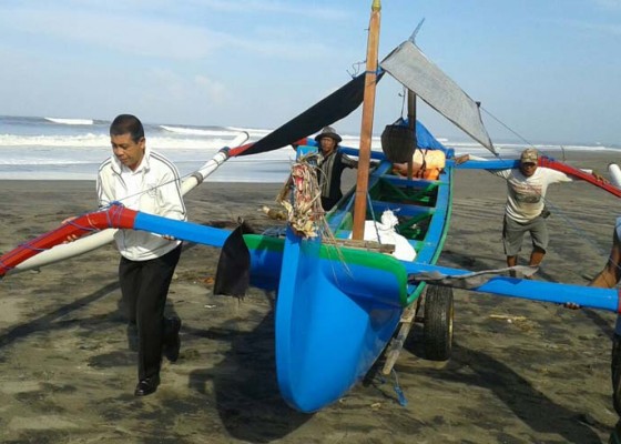 Nusabali.com - gelombang-tinggi-nelayan-parkir-jukung
