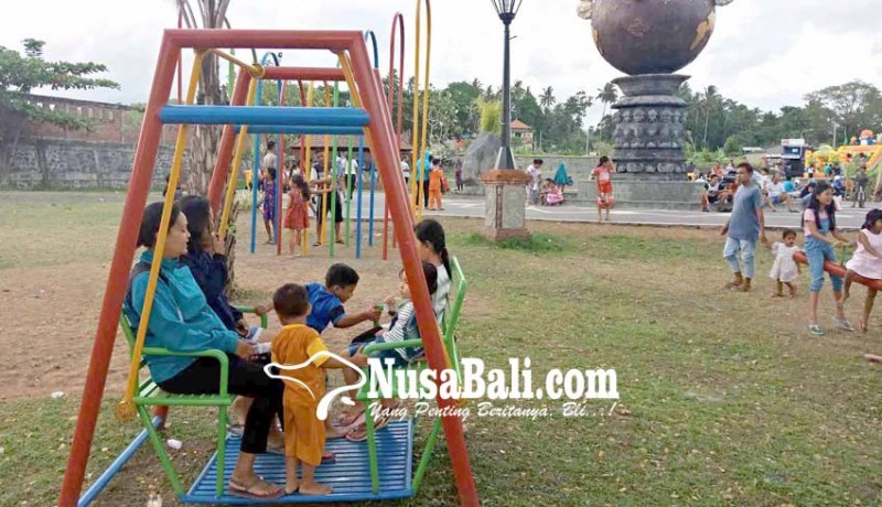 www.nusabali.com-mainan-anak-di-taman-kota-dimanfaatkan-orang-dewasa