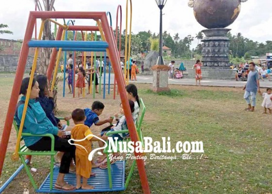 Nusabali.com - mainan-anak-di-taman-kota-dimanfaatkan-orang-dewasa