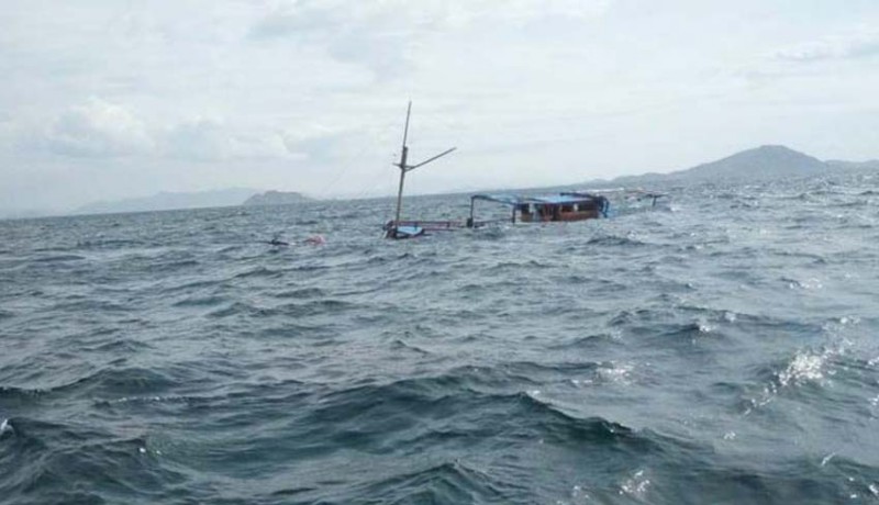 www.nusabali.com-cuaca-buruk-kapal-wisata-di-pulau-padar-tenggelam