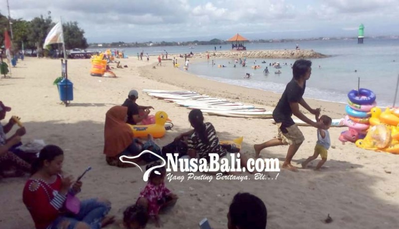 www.nusabali.com-pengunjung-banjiri-pantai-sanur