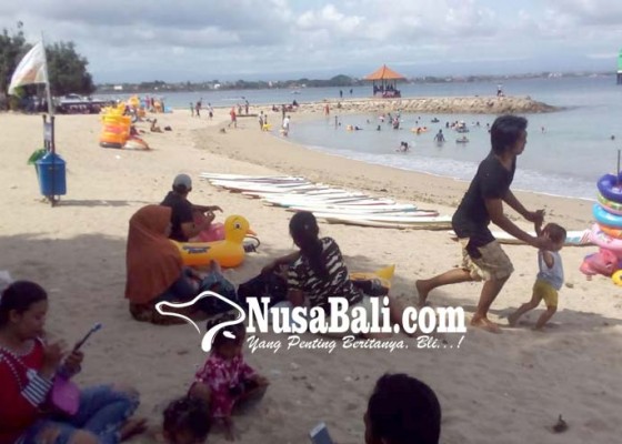 Nusabali.com - pengunjung-banjiri-pantai-sanur