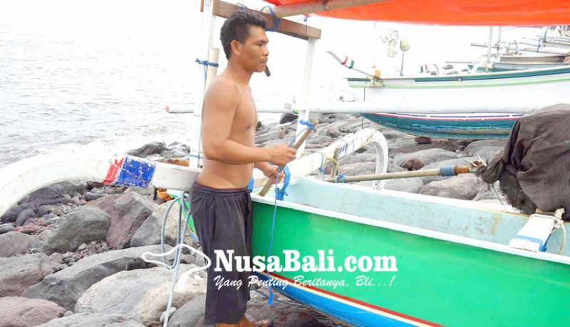 www.nusabali.com-gelombang-tinggi-nelayan-nekat-melaut