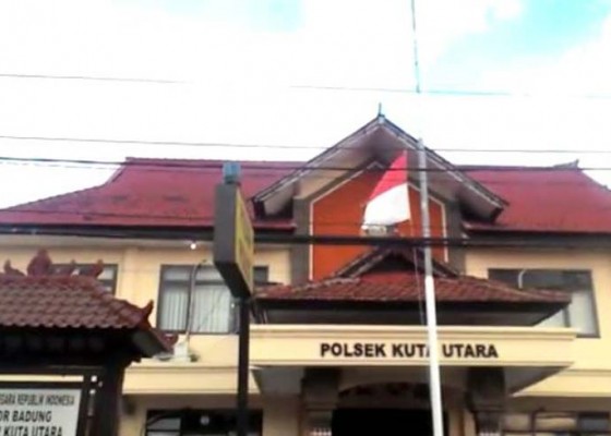 Nusabali.com - polsek-kuta-utara-kibar-bendera-setengah-tiang