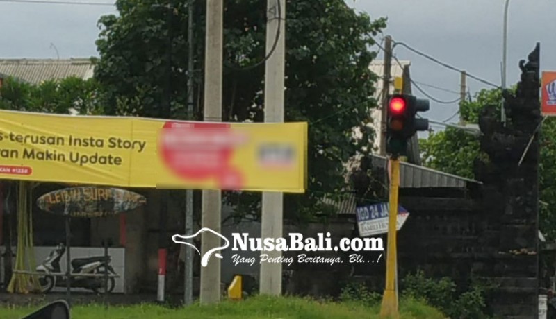 www.nusabali.com-baliho-reklame-rusak-traffic-light