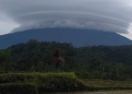 Nusabali.com - gunung-agung-berpayung-awan-mirip-piring-terbang