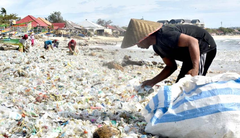 www.nusabali.com-pantai-kedonganan-diserbu-kiriman-sampah-plastik