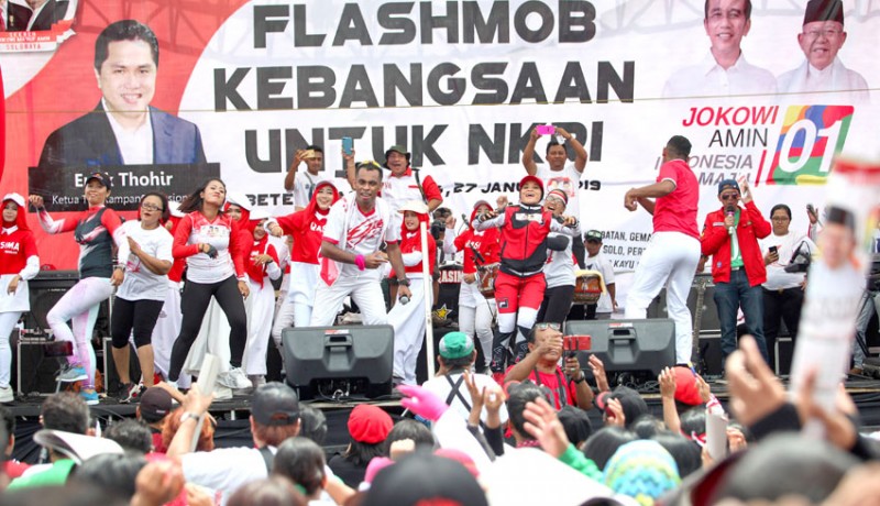 www.nusabali.com-relawan-jokowi-gelar-flashmob-kebangsaan-di-solo