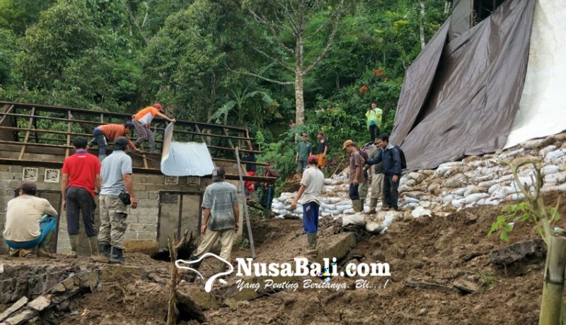 www.nusabali.com-rumah-satu-keluarga-korban-longsor-diratakan