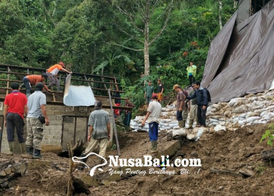 Nusabali.com - rumah-satu-keluarga-korban-longsor-diratakan