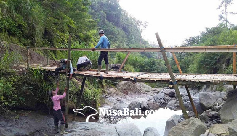 www.nusabali.com-krama-temukus-bangun-jembatan-darurat-menuju-pura-tunggul-besi