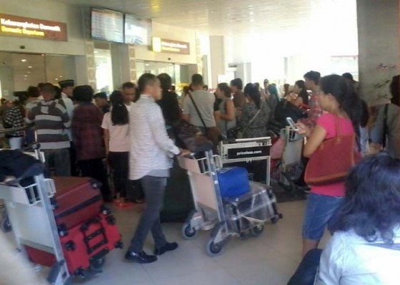 Nusabali.com - pesawat-delay-penumpang-lion-air-menumpuk