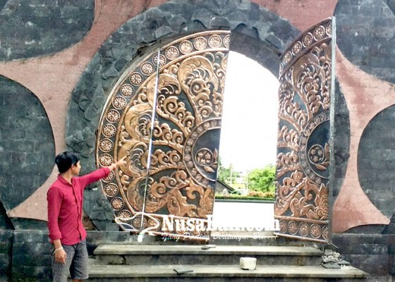 Nusabali.com - pintu-gerbang-krj-jembrana-nyaris-ambruk