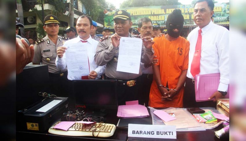 www.nusabali.com-jadi-pembuat-sk-kontrak-bodong-jokowi-ditangkap-polisi