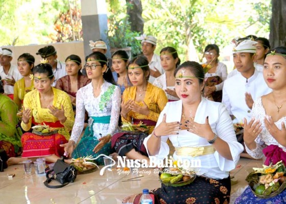 Nusabali.com - tamat-mahasiswa-mengikuti-upacara-samawartana