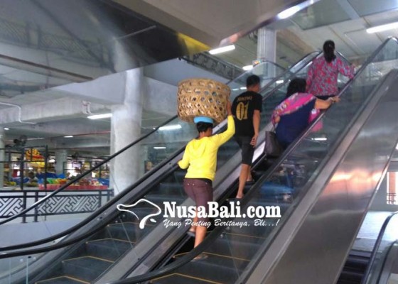 Nusabali.com - pedagang-pertanyakan-lift-dan-eskalator