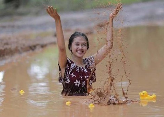 Nusabali.com - abg-foto-bak-model-dan-mandi-lumpur