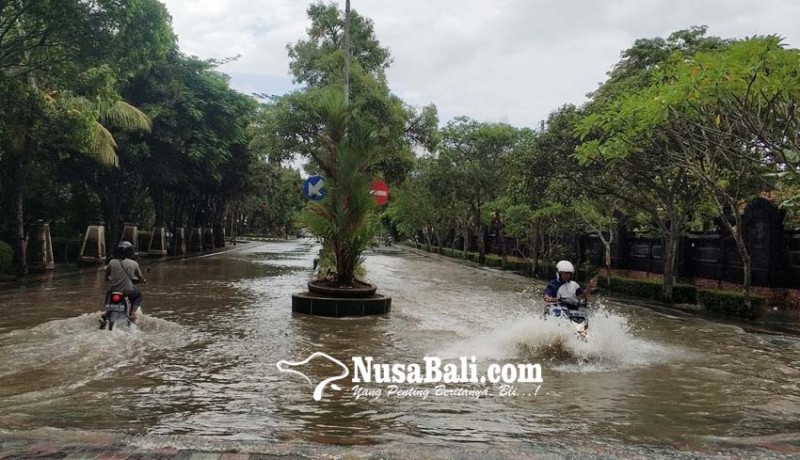 www.nusabali.com-hujan-sejam-jalan-ke-civic-center-banjir