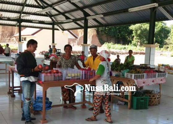 Nusabali.com - pasar-rakyat-desa-giri-emas-diserbu-pedagang