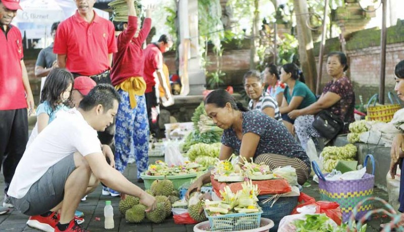 www.nusabali.com-wabup-kembang-hartawan-ajak-warga-balik-ke-pasar-tradisional