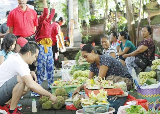 Nusabali.com - wabup-kembang-hartawan-ajak-warga-balik-ke-pasar-tradisional