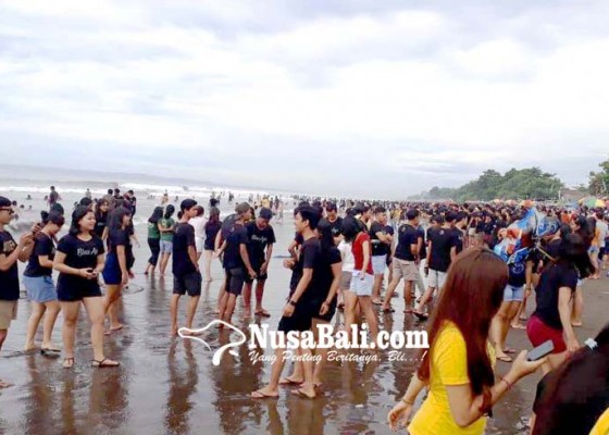Nusabali.com - sambut-tahun-baru-saka-warga-di-jembrana-serbu-pantai