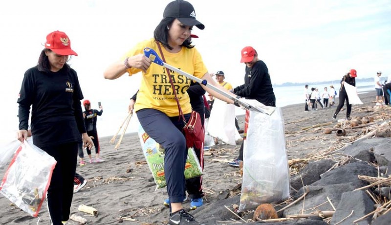 www.nusabali.com-berbagai-komunitas-aksi-nuduk-sampah-plastik-di-pantai-biaung