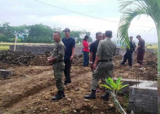 Nusabali.com - satpol-pp-hentikan-pembangunan-pondasi-di-kawasan-jalur-hijau