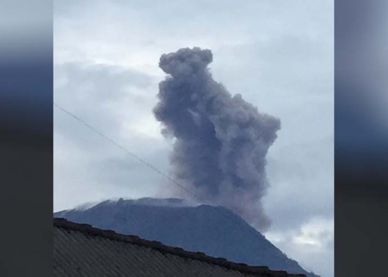 Nusabali.com - gunung-agung-erupsi-tinggi-hembusan-abu-1-km