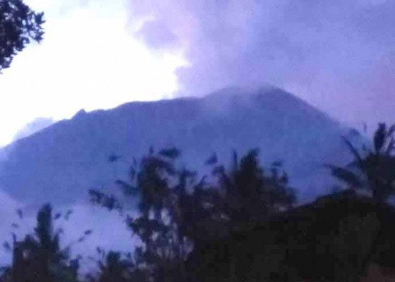 Nusabali.com - gunung-agung-erupsi-disertai-suara-gemuruh