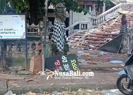Nusabali.com - pasar-seni-sukawati-ditumpuki-sampah