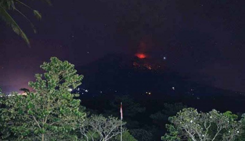 www.nusabali.com-gunung-agung-erupsi-disertai-keluar-lava-pijar