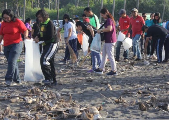 Nusabali.com - bali-resik-sampah-plastik-dipusatkan-di-pantai-saba