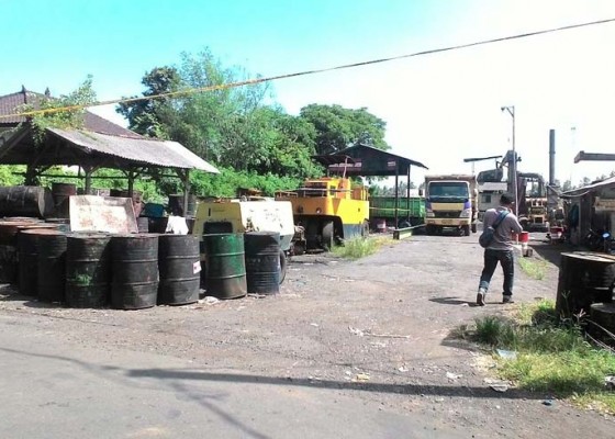 Nusabali.com - cemari-lingkungan-warga-semaja-tutup-pabrik-aspal