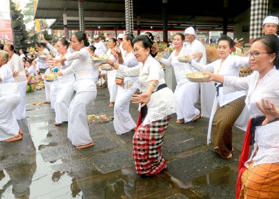 Nusabali.com - istri-gubernur-ikut-menari-rejang-pala