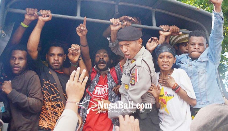 www.nusabali.com-demo-ajak-golput-aksi-mahasiswa-papua-dibubarkan