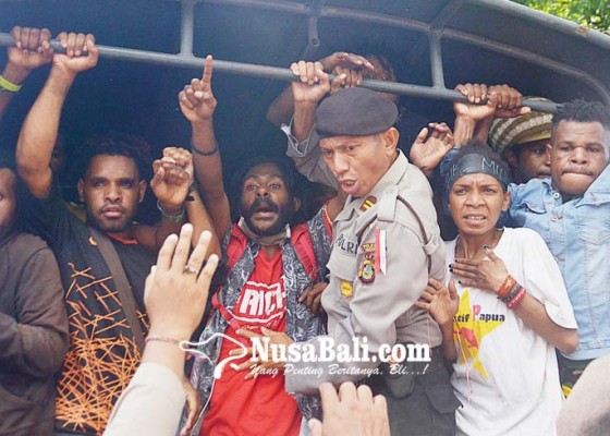 Nusabali.com - demo-ajak-golput-aksi-mahasiswa-papua-dibubarkan